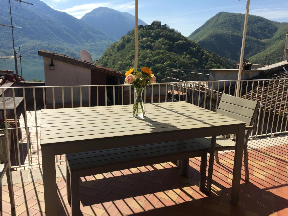 Stanza Privata In Attico Con Terrazza - Lakeholiday It Castel di Tora Exterior foto